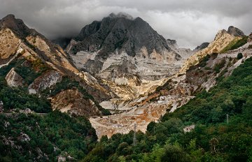 landscape of a moutnain range on a cloudy day